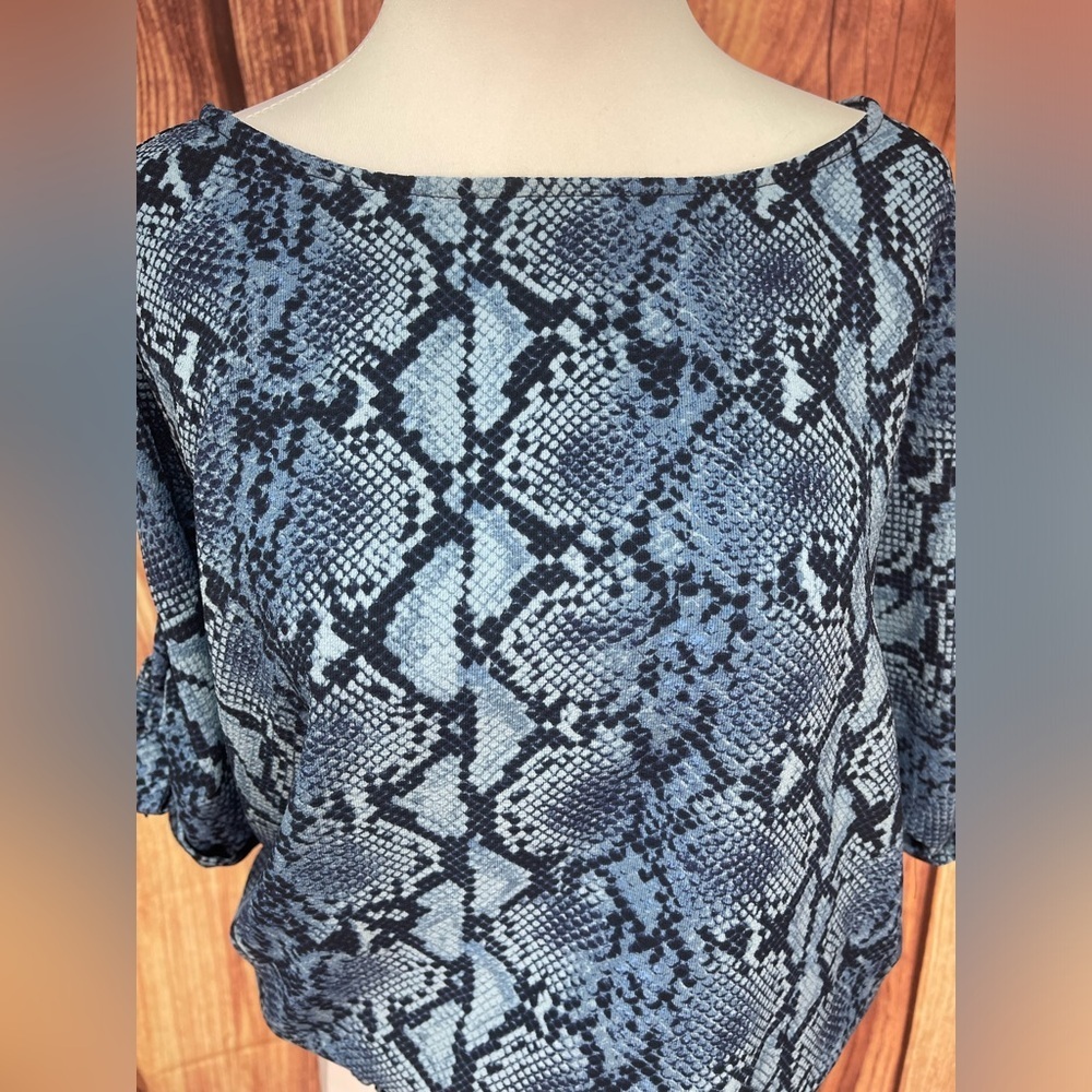 Michael by Michael Kors blue snake print boat neckline smocked blouse women’s M - Picture 4 of 17